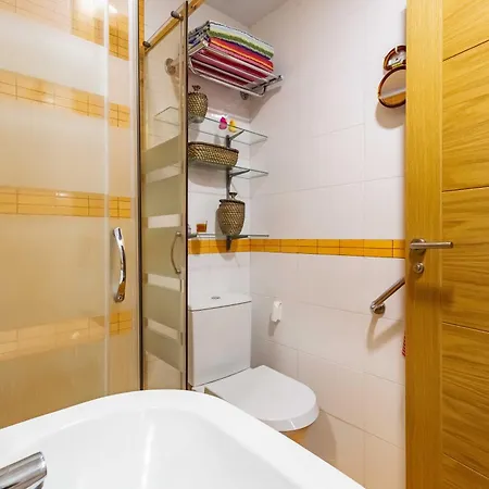 Con Amplia Terraza En * Fuengirola